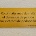 Plaque commémorative pour les victimes d'abus sexuels